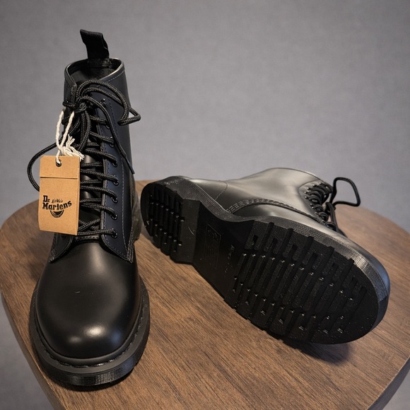 NWT Dr. Martens 1460 Mono Black Leather Combat Boots Style 14353 Size 10 - Picture 5 of 5